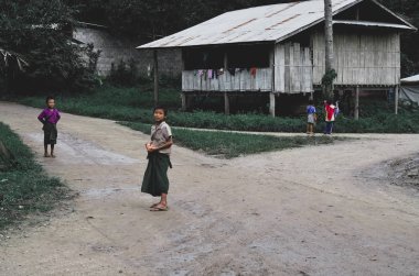 14 Eylül 2019 : Tambon Mae Chan District, Tak, Tayland'daki tüm etnik gruplar çok fakir ama güzel bir kültüre sahip, Bu Çocuk Karen'ı çok şirin ve masum