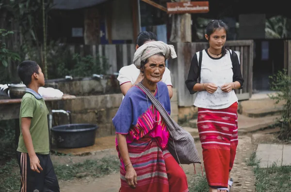 14 Eylül 2019 : Tambon Mae Chan District, Tak, Tayland'daki tüm etnik gruplar çok fakir ama güzel bir kültüre sahip, Bu Karen İnsanlar iyi bir kalbi var
