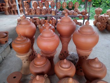 Tayland 'da seramik, toprak malzemesi, turuncu ve kahverengi terasotta saksısı atölyesi.