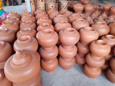 Tayland 'da seramik, toprak malzemesi, turuncu ve kahverengi terasotta saksısı atölyesi.