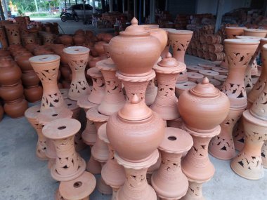 Tayland 'da seramik, toprak malzemesi, turuncu ve kahverengi terasotta saksısı atölyesi.