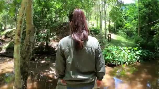 Mujeres Caminando Sobre Puente Madera Bosque — Vídeo de stock