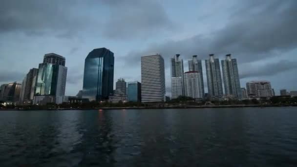 Alacakaranlık Taki Gökdelenlerin Altındaki City Park Taki Gölün Hızlandırılmış Video — Stok video