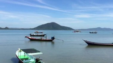 Balıkçı teknesi denizde Pitak Adası, Tayland