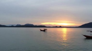 Chumphon eyaleti Koh Pitak 'ta güzel bir gün batımı Tayland Körfezi' nde bulunur.