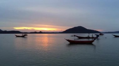 Chumphon eyaleti Koh Pitak 'ta güzel bir gün batımı Tayland Körfezi' nde bulunur.