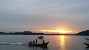 Chumphon eyaleti Koh Pitak 'ta güzel bir gün batımı Tayland Körfezi' nde bulunur.