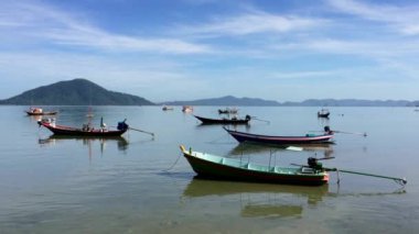 Balıkçı teknesi denizde Pitak Adası, Tayland