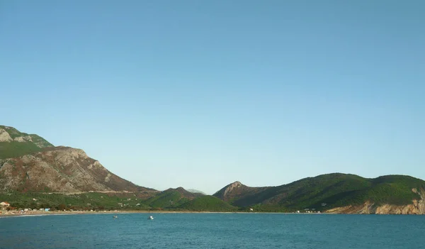 Azuurblauwe Zee Achtergrond Van Hoge Heuvels Petrovac Montenegro Adriatische Zee — Stockfoto