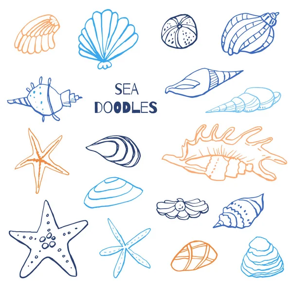 Beyaz zemin üzerinde deniz kabuğu mürekkep doodle koleksiyonu. Kusursuz desen. Sonsuz doku. Basılı malzemeler için kullanılabilir. Sualtı tatili arka planı. Elle çizilmiş tasarım elemanları. Şenlikli baskı.