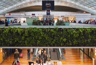 Cdg Paris Havaalanı - 12/22/18: Terminal 2f gıda mahkemesi yatılı ar
