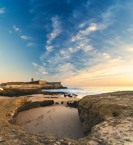 Güzel gökyüzü manzarası, Saint Julian Fortress praia de Carcavelos, Parede Oeiras Portekiz