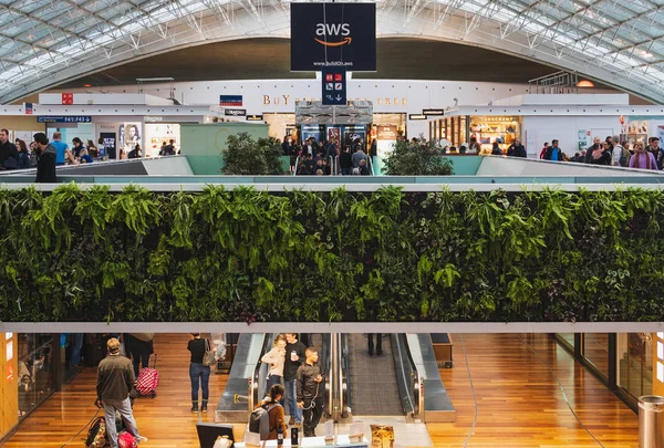Cdg Paris Havaalanı - 12/22/18: Terminal 2f gıda mahkemesi yatılı ar