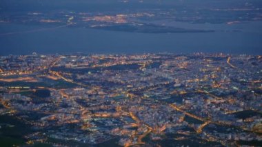 Lizbon şehir merkezi, Portekiz havadan görünümü. Tagus'un her iki nehir kıyısı da. Montijo askeri havaalanı, Sporting ve Benfica futbol stadyumları