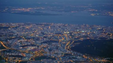 Lizbon şehir merkezi, Portekiz havadan görünümü. Tagus'un her iki nehir kıyısı da. Montijo askeri havaalanı, Monsanto doğal parkı, Barreiro ve Cacilhas Almada