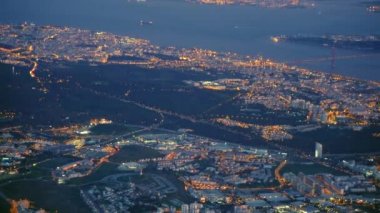 25 Nisan Köprüsü havadan görünümü, Lizbon. Tagus'un her iki nehir kıyısı da. Montijo Monsanto Barreiro Cacilhas Almada, A5 cascais karayolu ve mama deniz feneri