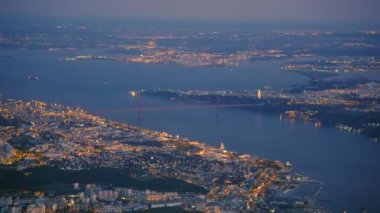 25 Nisan Köprüsü havadan görünümü, Lizbon. Tagus'un her iki nehir kıyısı da. Montijo Monsanto Barreiro Cacilhas Almada, A5 cascais otoyolu