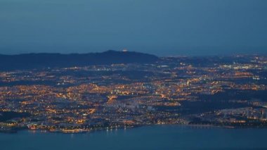 Carcavelos plajı ile Oeiras Carcavelos ve Sintra havadan gece görünümü, Sao Juliao da Barra ve Pena Sarayı Sintra dağlarında yukarıda fort.
