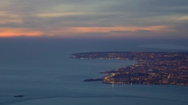 Arka planda ve şehir ışıklarında Sintra dağları bulunan Bugio Fort, Oeiras Carcavelos Sintra Paco de Arcos ve Lizbon'un havadan gece manzarası.