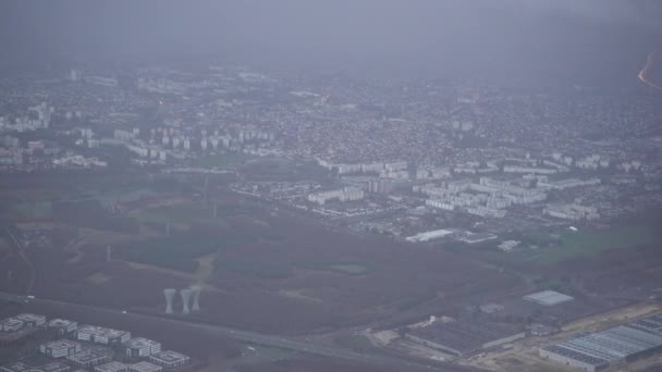 Luchtfoto Van Rand Van Parijs Met Verlichte Snelweg Door Mist — Stockvideo