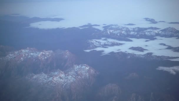 Niebo Lot Widok Dużej Wysokości Lub Perspektywa Pięknych Śnieżnych Gór — Wideo stockowe