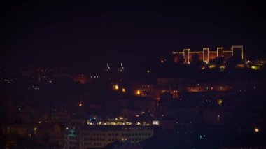 Saint George Mağribi kalesi Lizbon ve Tagus Nehri merkezine bakan bir tepeişgal. Noel tatil sezonunda gece aydınlatmaları