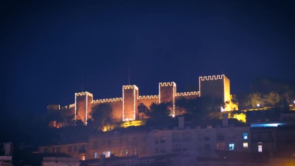 圣乔治摩尔城堡占据山顶 俯瞰里斯本和塔古斯河的中心 圣诞假期期间的夜间照明 — 图库视频影像