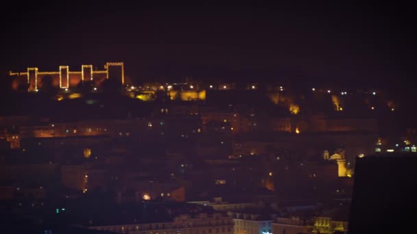 圣乔治摩尔城堡占据山顶 俯瞰里斯本和塔古斯河的中心 圣诞假期期间的夜间照明 — 图库视频影像