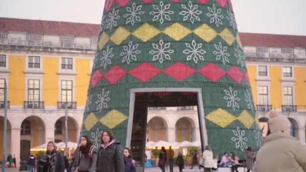 Lisbon Portugal Grüner Weihnachtsbaum Geschmückt Mit Vielen Farbigen Lichtern Terreiro — Stockvideo