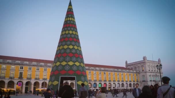 Lissabon Portugal Grön Julgran Dekorerad Med Många Färgade Ljus Terreiro — Stockvideo