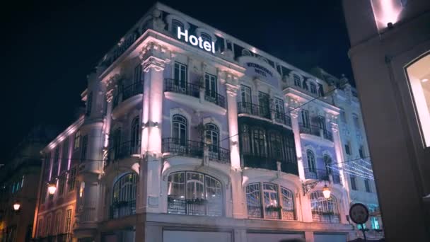 リスボン ポルトガル 有名なロッシオ広場 リスボンの歴史的中心部にインターナショナルデザインホテル 夜に撮影 照らされたファサード通り — ストック動画