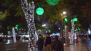Lizbon, Portekiz - 12/26/18: Downtown Rossio Meydanı, Binalar, arabalar ve ağaçlar noel gecesi noel ışıkları çok, Lizbon, Portekiz