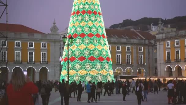 Lissabon Portugal Grön Julgran Dekorerad Med Många Färgade Ljus Terreiro — Stockvideo