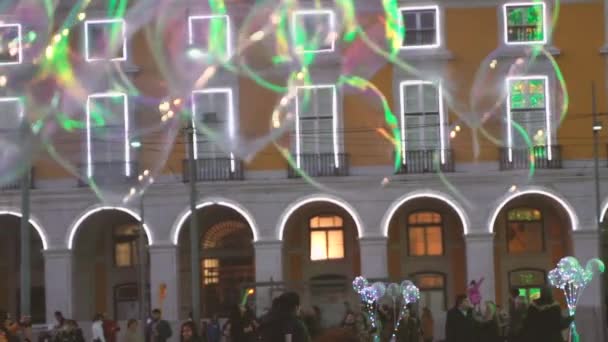 Lisboa Portugal Artista Rua Cria Grandes Bolhas Sabão Enormes Para — Vídeo de Stock