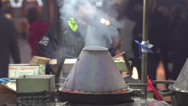 新鮮な栗を販売し 焙煎するストリートベンダー 手からの煙のクローズアップ映像 バイシャ シヤド リスボン ポルトガル — ストック動画