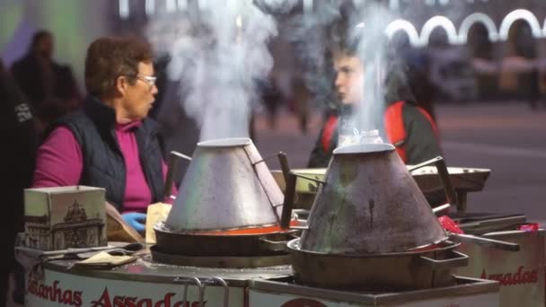 街头小贩出售和烤新鲜栗子 从烤烟 盐和手的烟雾的特写镜头 拜克萨 基亚多 里斯本 葡萄牙 — 图库视频影像
