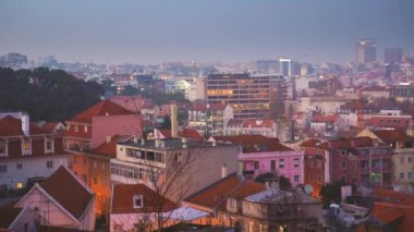 Alacakaranlıkta Principe gerçek (Royal Prince) bakış açısından Lizbon eski şehir şehir merkezinin Panoramik çatı görünümü ve gün batımı biraz, Portekiz.