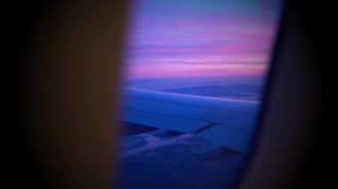 Comporta, troia, Setubal körfezi, Lizbon, Portekiz yakın görünümü. Uçak penceresinden hava perspektifi. Pembe, pembemsi ton/tonlu yumuşak gün batımı ışıkları.