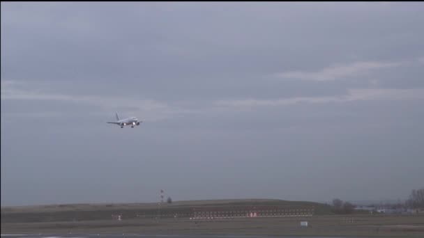 法航飞机准备降落 机动和进入主跑道 — 图库视频影像