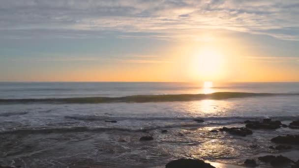 Images Trépied Parfaitement Stables Des Vagues Océaniques Coucher Soleil Avec — Video