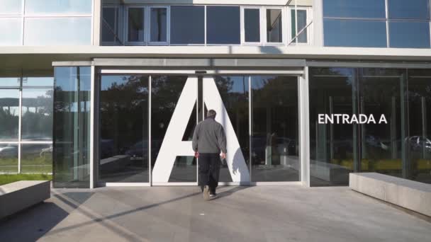 Oeiras, portugal - 01 / 05 / 19: person (man) kommt ins krankenhaus da luz, — Stockvideo