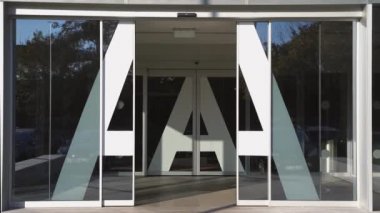 Ana girişte Hospital da Luz (Işık) otomatik kapı kapatma
