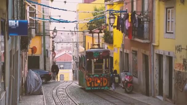 लिस्बन, पुर्तगाल 01/03/19: इलेक्ट्रिक केबल ट्राम लिफ्ट नीचे जा रहा है — स्टॉक वीडियो