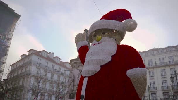 Lissabon, Portugal-01/03/19: reuze rode Kerstman standbeeld Baixa Chiado, — Stockvideo