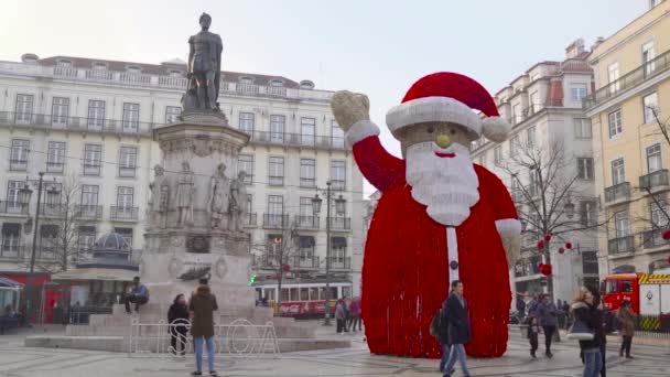 Lisbon, portugal - 01 / 03 / 19: gigantische rote santa statue baixa chiado, — Stockvideo