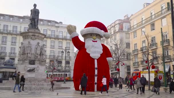 Lisboa, Portugal - 03 / 01 / 19: Estátua de Santa vermelha gigante Baixa Chiado , — Vídeo de Stock