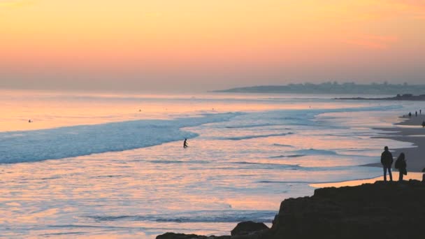 Неймовірно красиві роздуми небо захід на хвилі Атлантичного океану в Каркавелуш пляжі — стокове відео