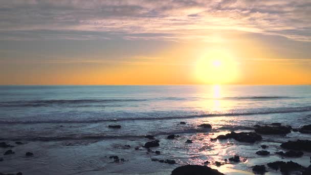 Vista ampla da paisagem marinha de ângulo olhando diretamente para o sol ao pôr-do-sol , — Vídeo de Stock