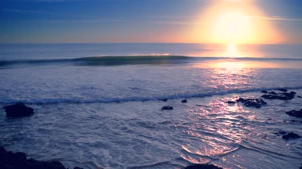 Increíbles hermosas olas azules y azules rompiendo en contraste con el atardecer dorado . — Vídeo de stock