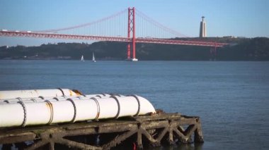 Tagus Nehri'ne beslenen endüstriyel beyaz borular, Lizbon, Portekiz